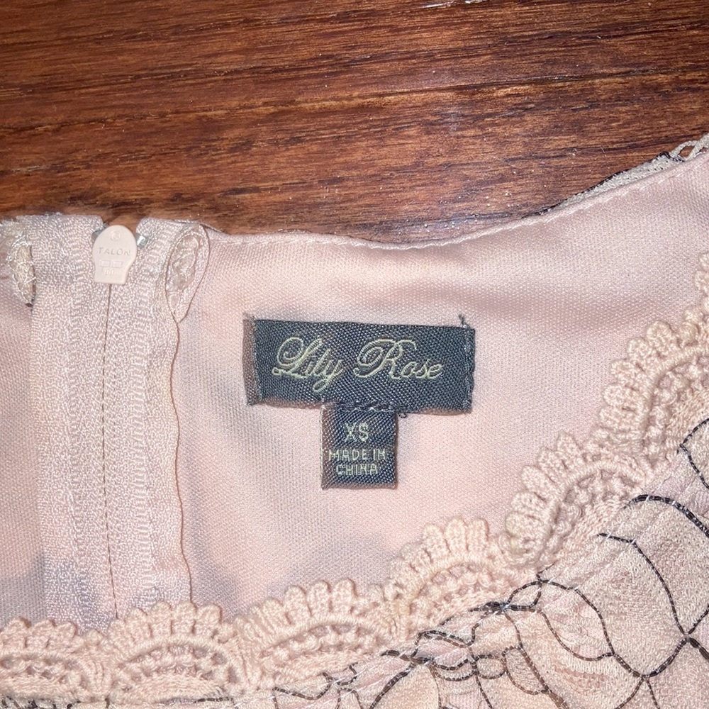 Lace dress - Picture 2 of 3